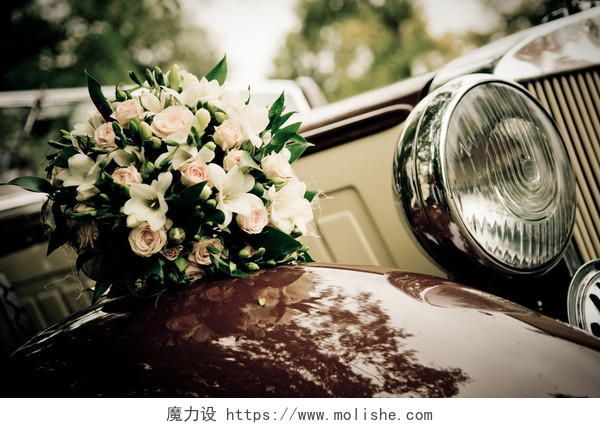 婚礼手捧花花束白玫瑰白丝带车内鲜花